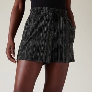 Athleta black patterned arrival short